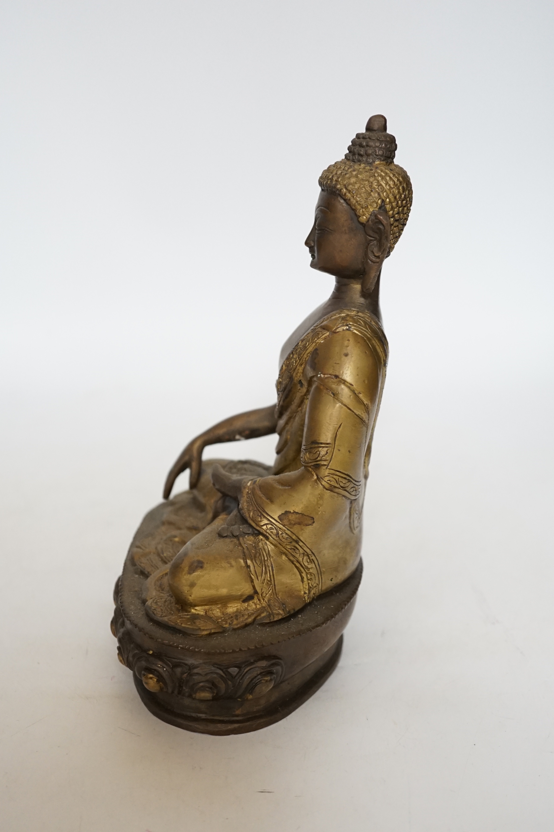 A South East Asian bronze Buddha, 22cm